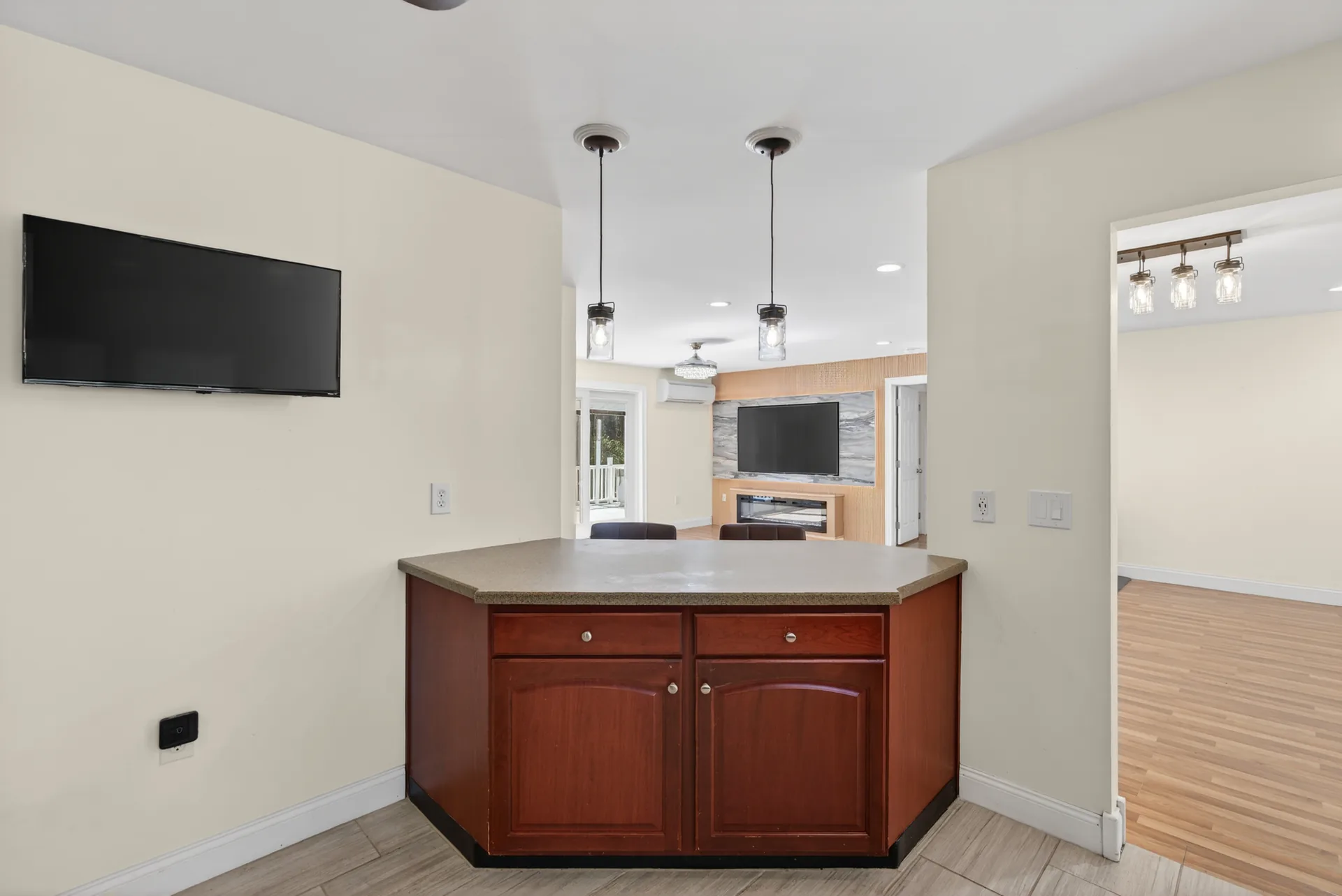 Kitchen peninsula counter